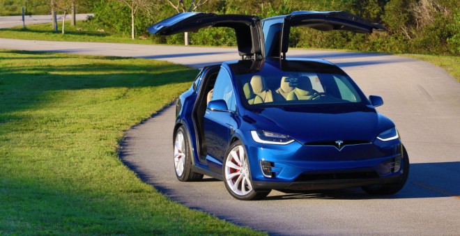 A sua aparência não o denuncia, já que o Tesla Model X P90D Ludicrous não é brincadeira!