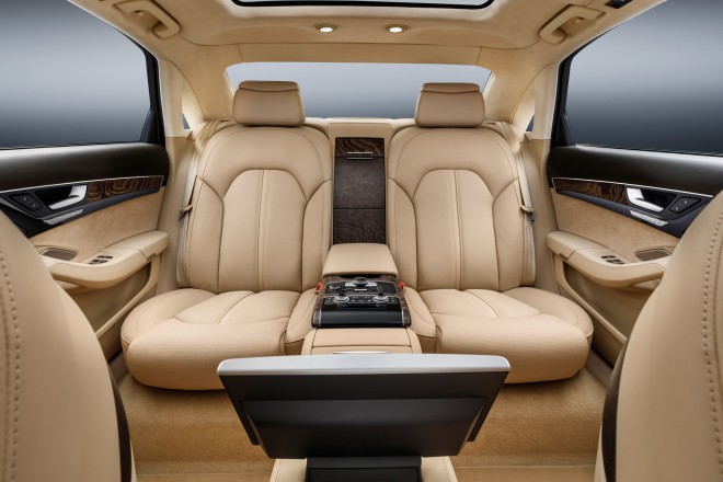 O Audi A8 L Extended oferece luxo na sala de estar.