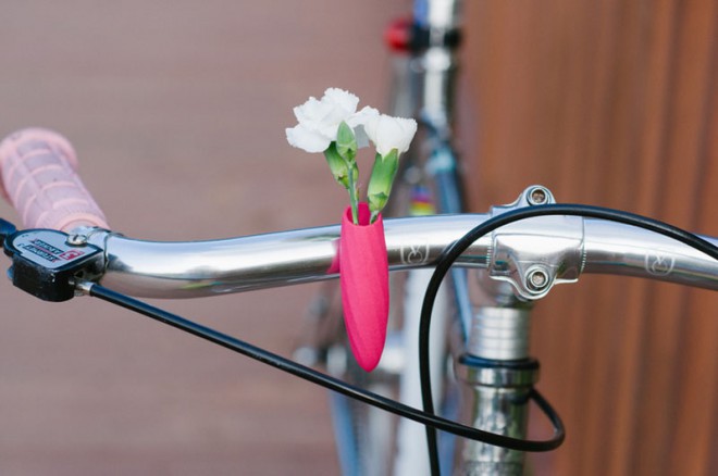 تنسيق الزهور على دراجة هوائية.