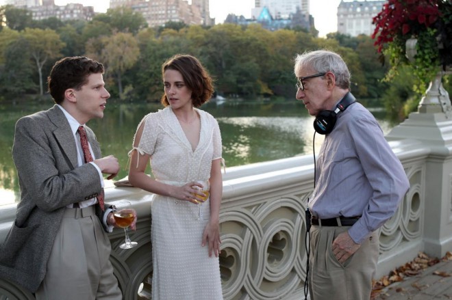 Kristen Stewart, Jesse Eisenberg en Woody Allen tijdens het filmen.