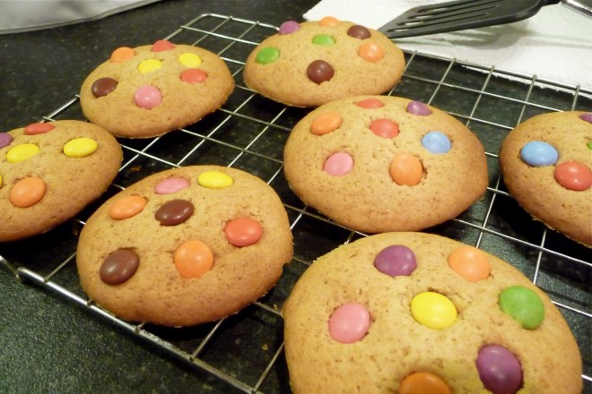 Biscotti colorati con caramelle smarties.