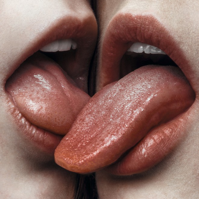 Vroči poljubi imajo zelo pozitivne učinek na vse dele našega telesa.