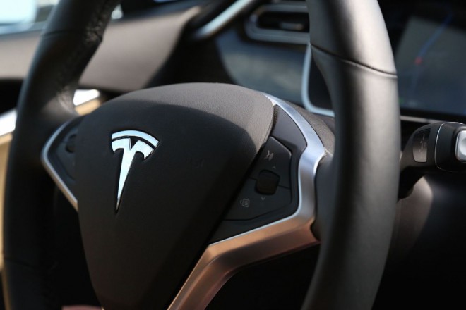 Un hombre se quedó dormido al volante de un Tesla Model S mientras conducía, pero gracias al sistema de asistencia no provocó ningún accidente.