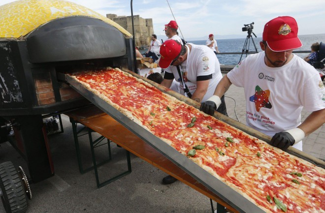Pendant 11 heures, les pizzerias ont travaillé comme une chaîne de montage.