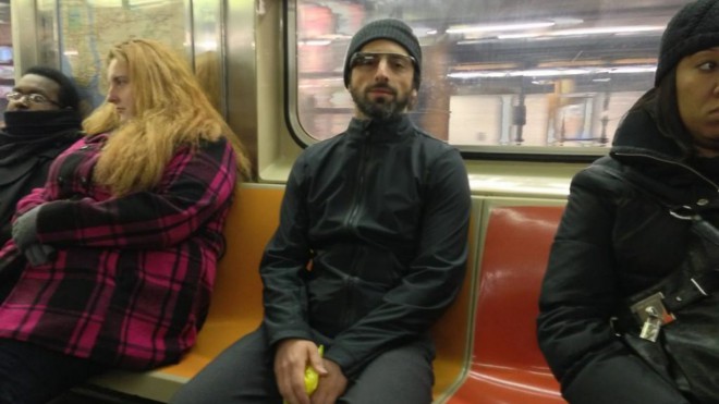 Sergey Brin com óculos Google no metrô.