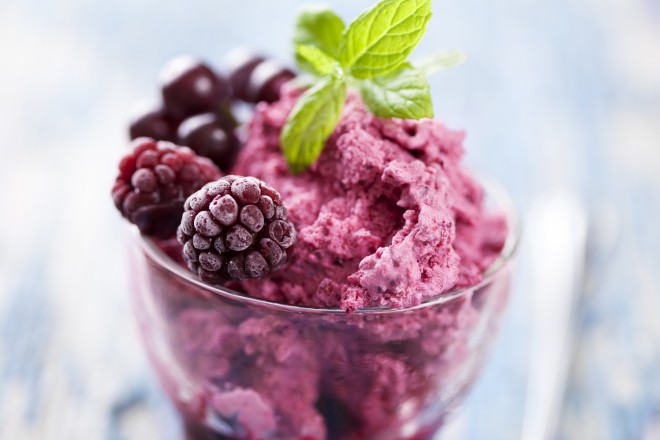El helado casero bajo en calorías contiene solo fruta.