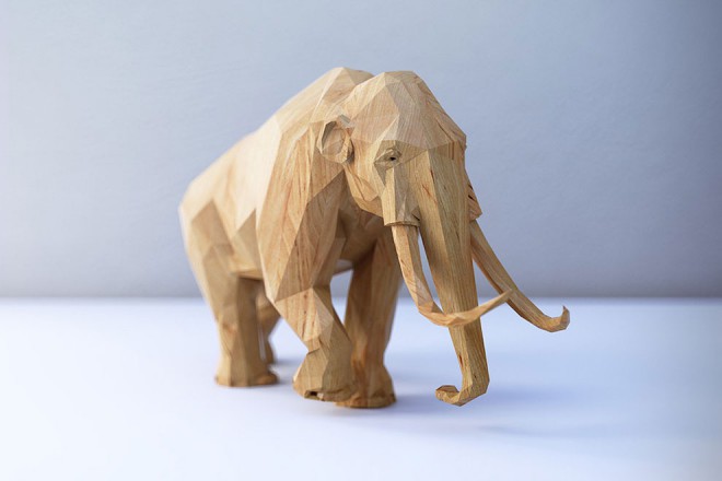 Prisegli bi, da je ta slon narejen iz lesa.