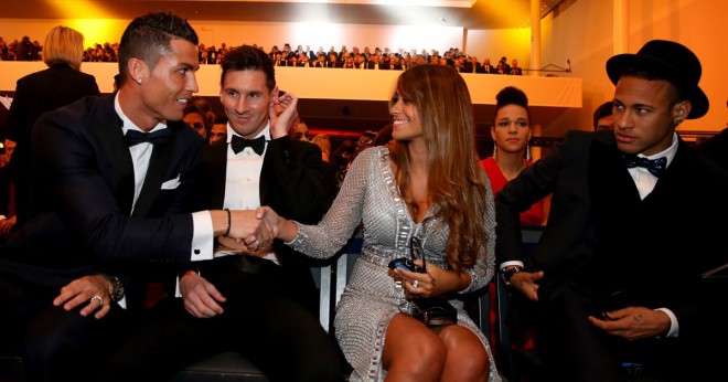 Lionel Messi, Antonella Roccuzzo, Cristiano Ronaldo ja Neymar tämän vuoden Ballon d'Or -palkinnossa.