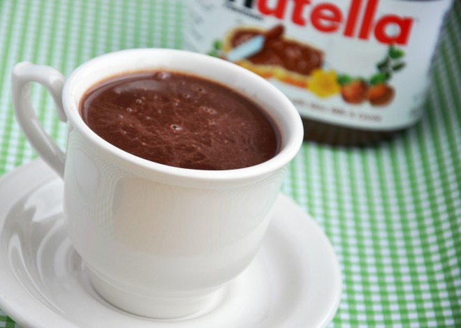 Vroča čokolada z Nutello je lahko tudi hladen čokoladni napitek.