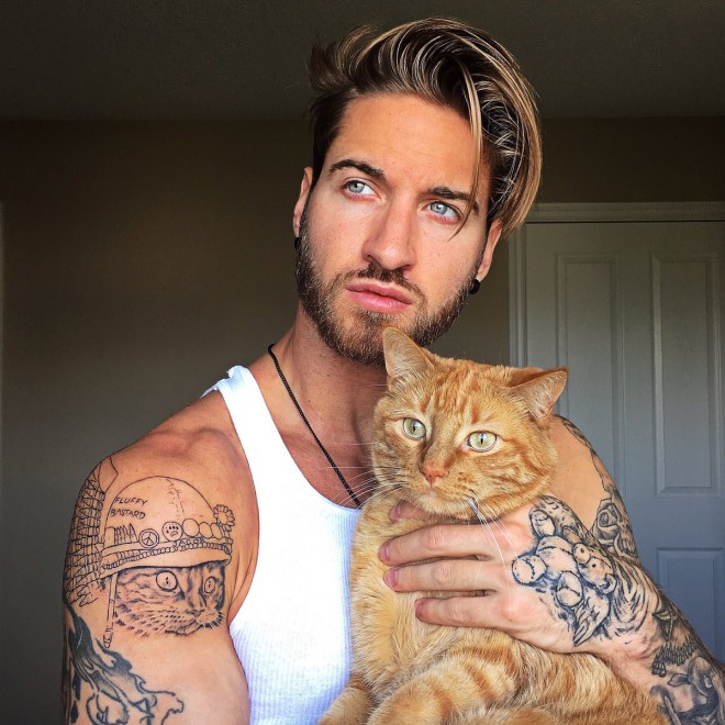 Travis DesLaurier y su gato Jacob.