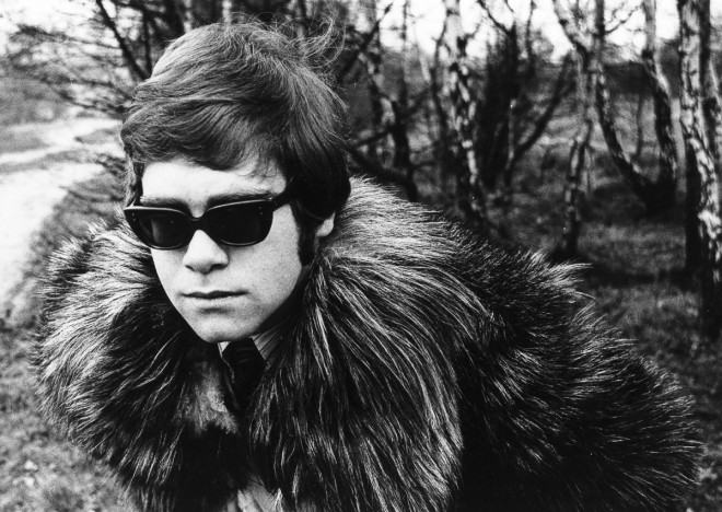 Vedno modno napravljen Elton John.