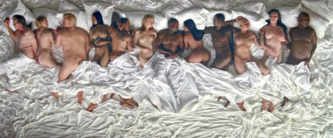 Kanye West v družbi voščenih lutk v videospotu za Famous.