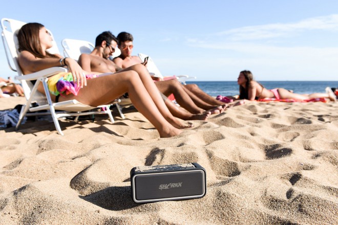 Os alto-falantes portáteis são o complemento perfeito para horas despreocupadas na praia.