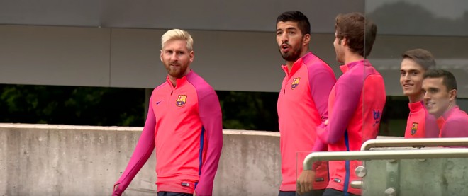 Nogometaše Barcelone je trener Enrique presenetil na večernem treningu v Angliji.