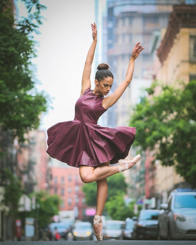 Eine Ballerina mitten in New York.