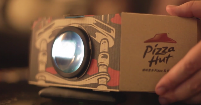 Há algum tempo, a Pizza Hut também lançou uma caixa de pizza que pode ser transformada em projetor.