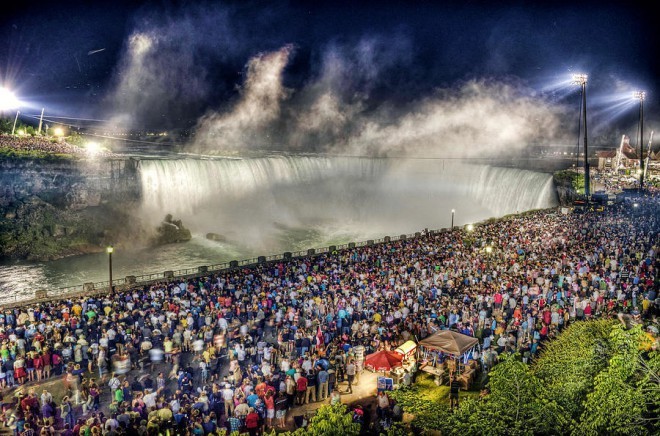 Niagara Falls vil tage pusten fra dig. Bogstaveligt talt, fordi det er så overfyldt, at du knap nok kan trække vejret!