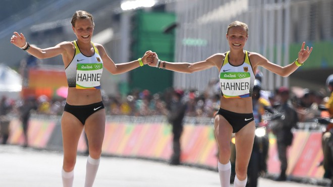 Tvillingarna Anna och Lisa Hahner strax innan mållinjen.
