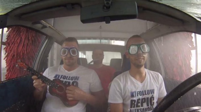 También tres personas de Liubliana lavaron el interior del coche en el túnel de lavado.
