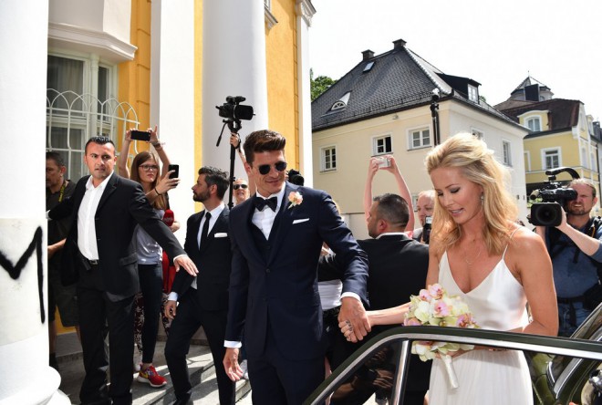 サッカー選手のマリオ・ゴメスは結婚式でサングラスを恐れなかった。はい、花嫁のカリーナ・ワンズンは本当に輝いていました。