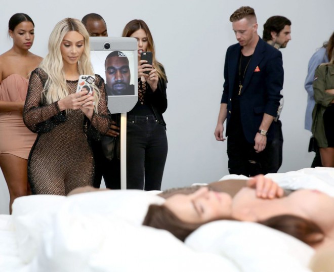Joten Kanye West osallistui näyttelynsä Famous by Kanye West avajaisiin Shaldonin tyyliin.