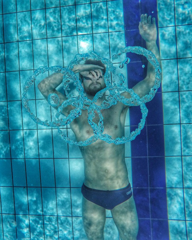 Nizoman-simmaren Sebastiaan Verschure under skapandet av olympiska varv under vattnet.