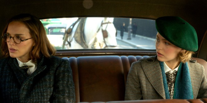 Natalie Portman en Lily-Rose Depp in de film Planetarium.