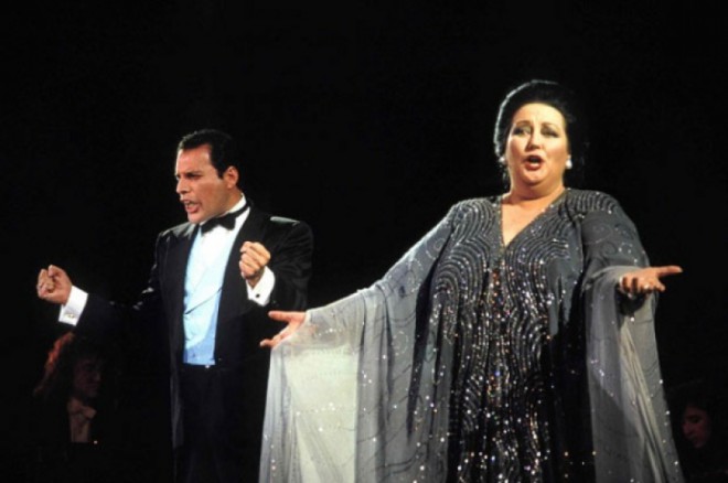 Freddie Mercury a Montserrat Caballe vystupujú v Barcelone.