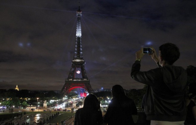 夜のエッフェル塔の写真を許可なく撮影することは違法であることをご存知ですか？