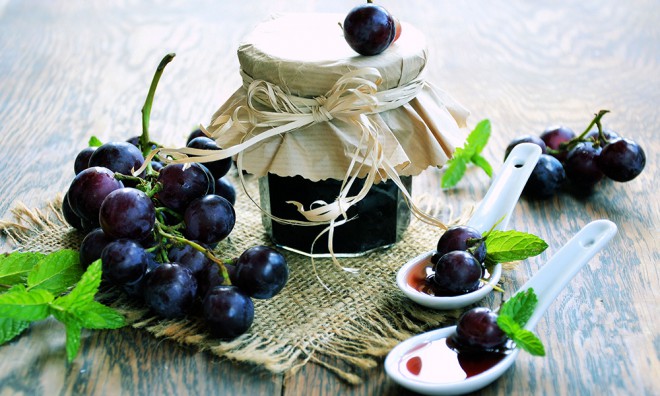 Prepare marmelada de uva perfumada.