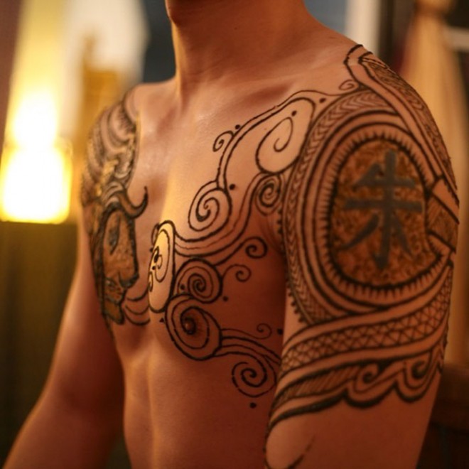 Henna-tatoveringer ser også bra ut på menn.