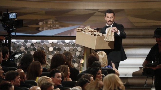 Podczas wręczania nagród gospodarz Jimmy Kimmel rozdawał mamie kanapki.