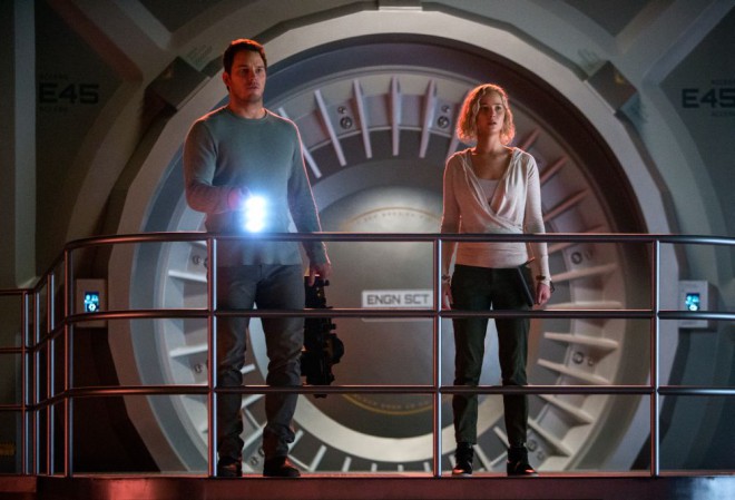 Jennifer Lawrence in Chris Pratt v filmu Potniki