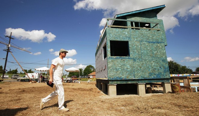 Brad Pitt je financiral gradnjo več sto hiš za družine, ki so jih prizadele poplave v New Orleansu. Med drugim je osebno spremljal postopek gradnje.