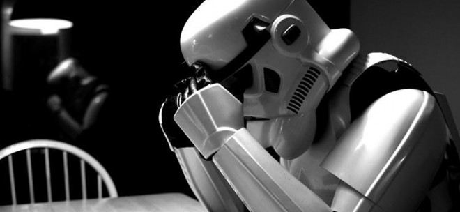 Stormtrooper se drži za glavo.