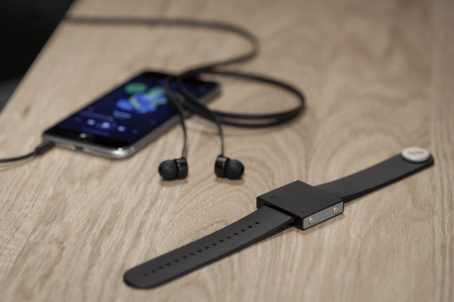 A pulseira pode ser conectada a qualquer dispositivo que possua entrada para fone de ouvido