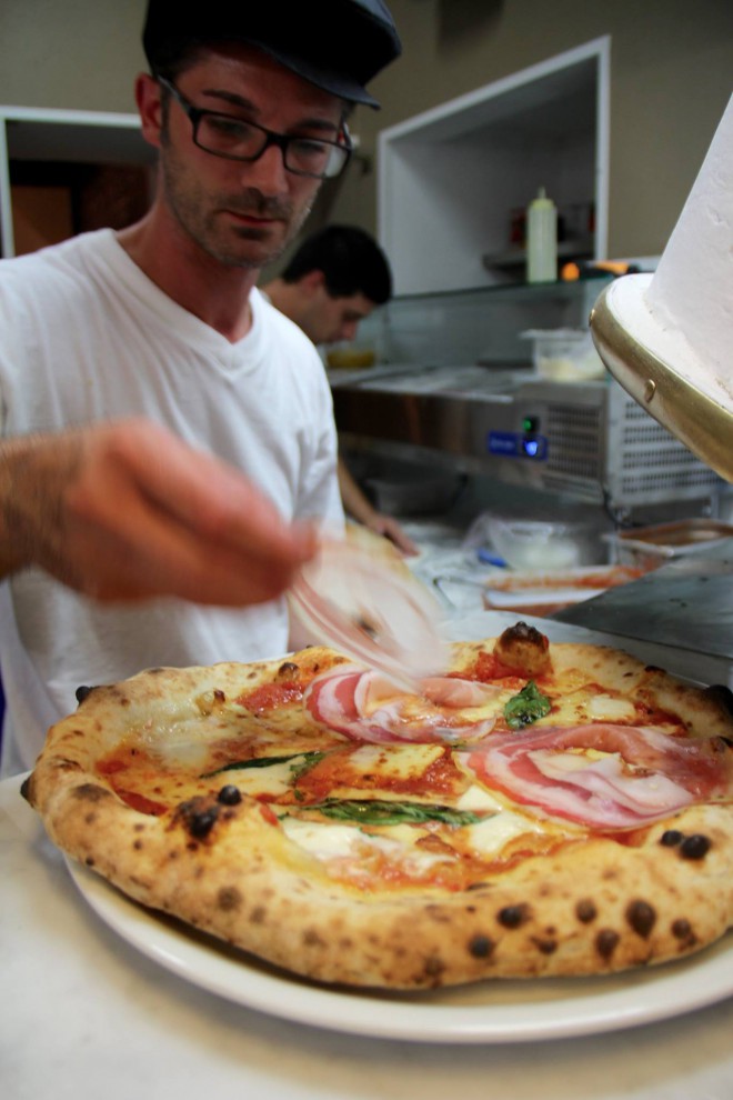 Verace 披萨店已经弥漫着那不勒斯披萨的味道。