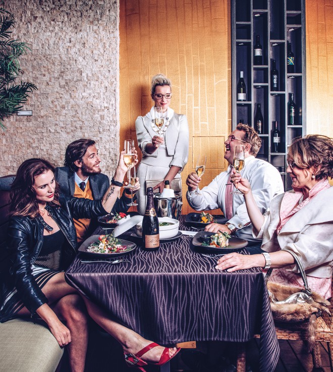 الشخصيات الرئيسية في المسرحية تحضر حفل عشاء مشؤوم. (الصورة: بيتر جيوداني)