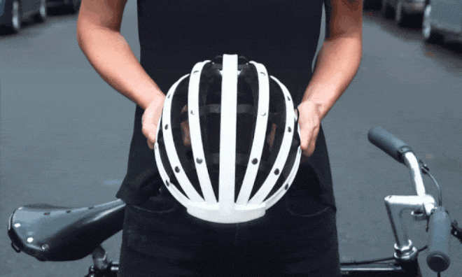 Zložljiva kolesarska čelada Fend se skrči na tretjino svoje velikosti.