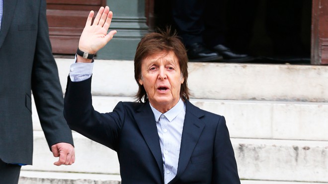Producenti: ''Kdo se javi za mini vlogo v Piratih s Karibov?'' McCartney: Jaz, jaz!'' Slavi Beatle bo nastopil v petem delu piratske franšize in sledil zgledu Keitha Richardsa iz Rolling Stonesov.