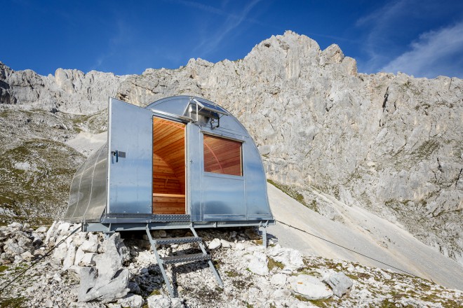 Bivouac II znajduje się w Jezerach, w jednym z najpiękniejszych miejsc w Alpach Julijskich. (zdjęcie: Anže Čokl)