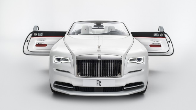 L'elegante Rolls-Royce Dawn immagina le strade come passerelle.