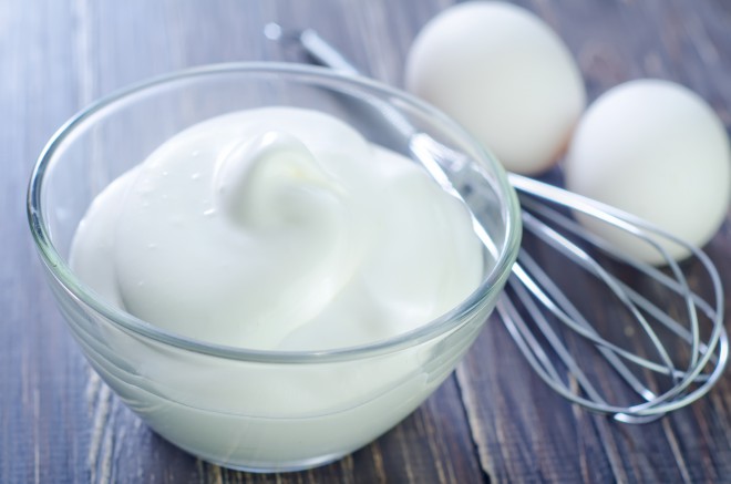 Whip the egg white and apply it to the scalp (Photo: Shutterstock)