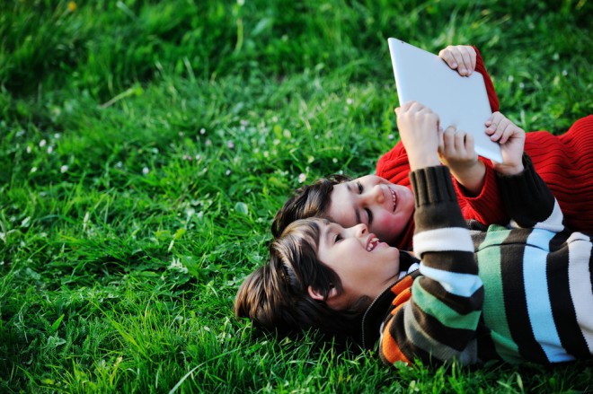 Pro dnešní děti neexistují žádná tabuizovaná témata. Na pár kliknutí najdou všechny informace (Foto: Shutterstock)