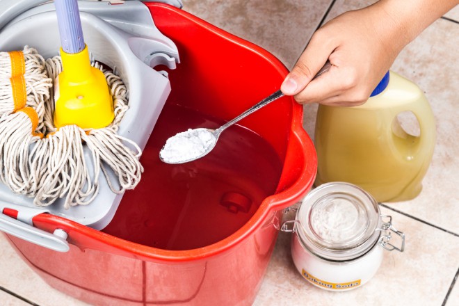Clean the floor with baking soda. (Photo: Shutterstock)
