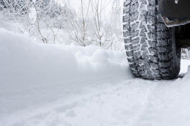 Savez-vous à quelle profondeur un pneu d'hiver devrait avoir une bande de roulement?