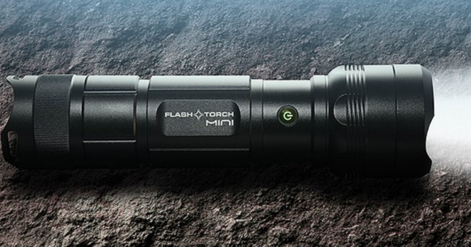 Žepna svetilka FlashTorch Mini ima ''skrivno orožje''.