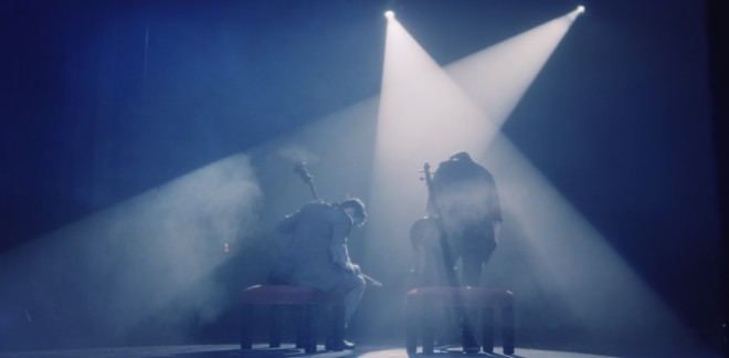 2Cellos se v videospotu poklonita legendarnemu Freddieju Mercuryju
