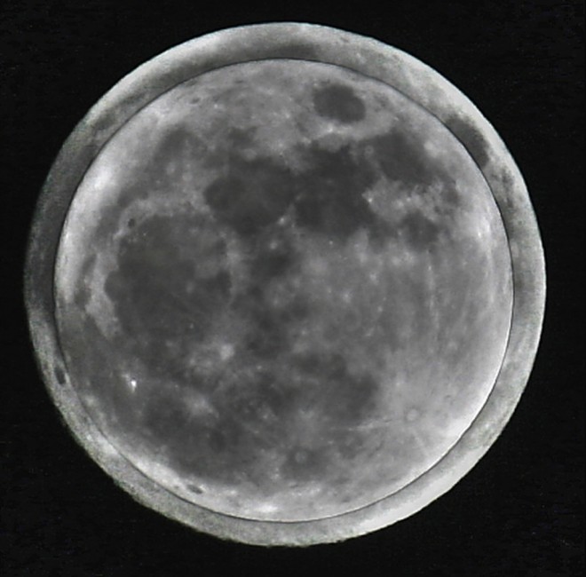 슈퍼문은 일반적인 보름달보다 훨씬 더 크게 보입니다.
