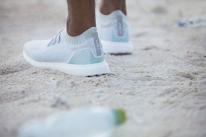 Le sneakers Adidas UltraBOOST Uncaged x Parley sono realizzate con plastica riciclata trovata negli oceani.